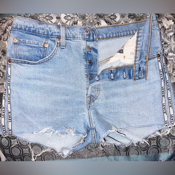 Levi’s 501 High Rise Side Logo Shorts - Picture 4 of 8